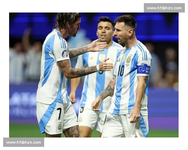 阿根廷 2026 训练服发布：渐变蓝白映三星，梅西领衔亮相